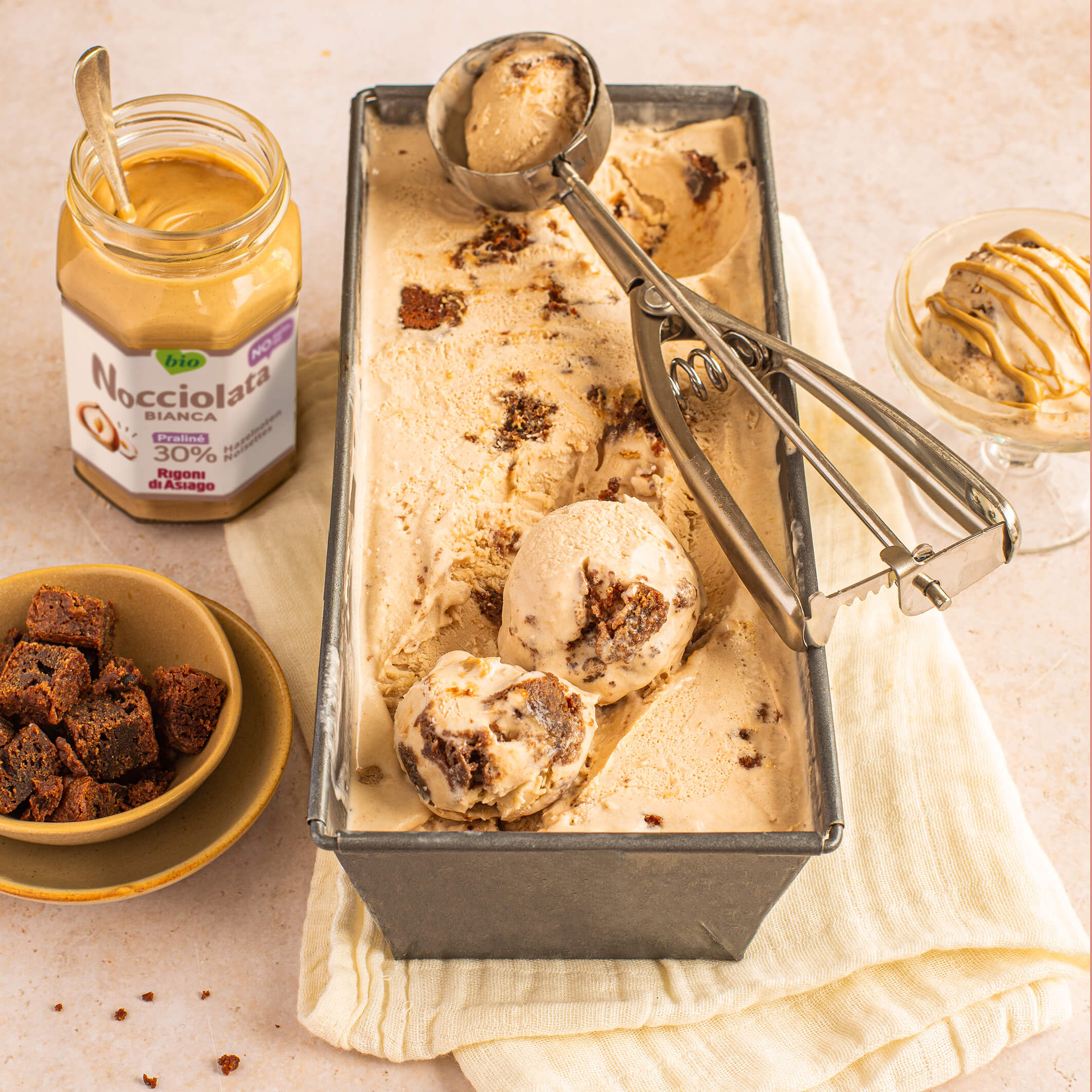 Roomijs met nocciolata bianca en brownie