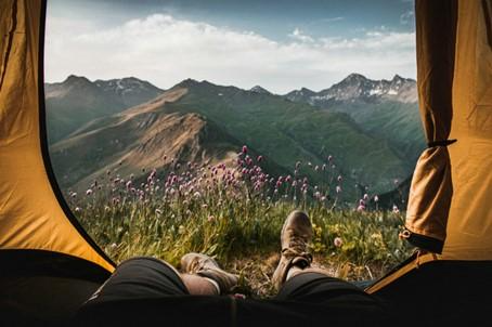 Kan een afbeelding zijn van camping en berg